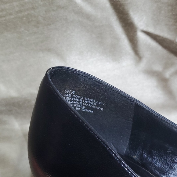 Victoria Spencer, black heels, with bows. - Picture 4 of 6